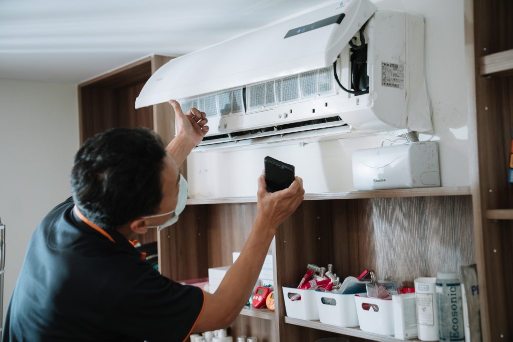 騰芸空調技師於清洗前進行冷氣健診，檢查濾網與風鼓狀況，確保後續深層清洗安全有效。