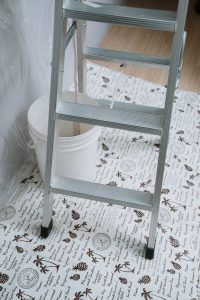 騰芸空調技師進行冷氣清洗前的環境防護作業，使用地墊，確保施工過程乾淨無塵，展現專業與細節講究。