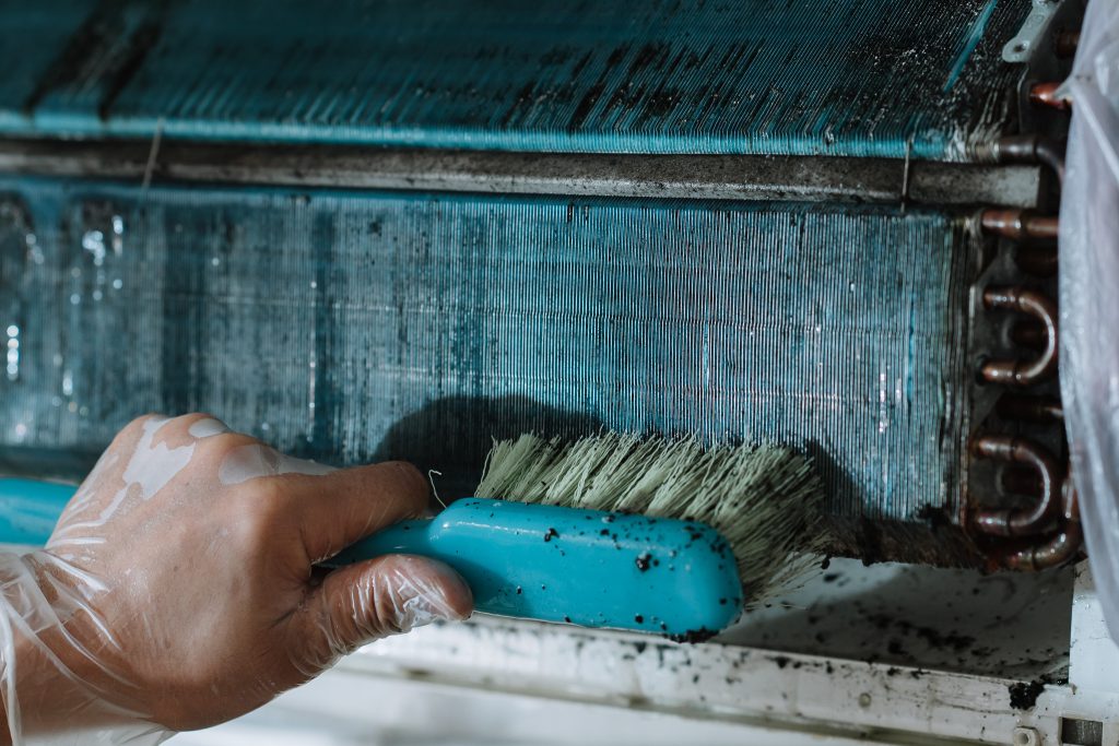 技師使用高壓水槍與專用清潔劑刷洗冷氣內部鰭片與風鼓，徹底去除黴菌、灰塵與油垢，讓風道恢復潔淨。