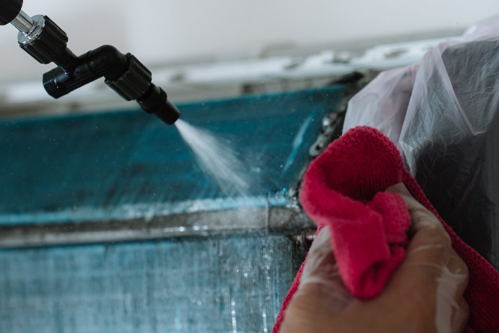 技師使用高壓水槍與專用清潔劑刷洗冷氣內部鰭片與風鼓，徹底去除黴菌、灰塵與油垢，讓風道恢復潔淨。