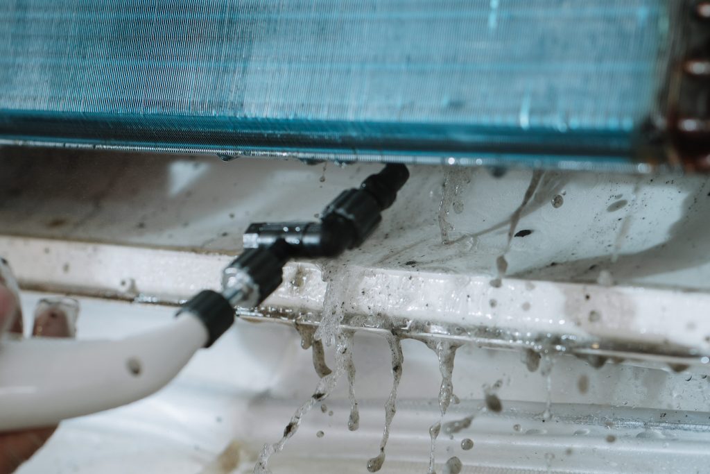 技師使用高壓水槍與專用清潔劑刷洗冷氣內部鰭片與風鼓，徹底去除黴菌、灰塵與油垢，讓風道恢復潔淨。