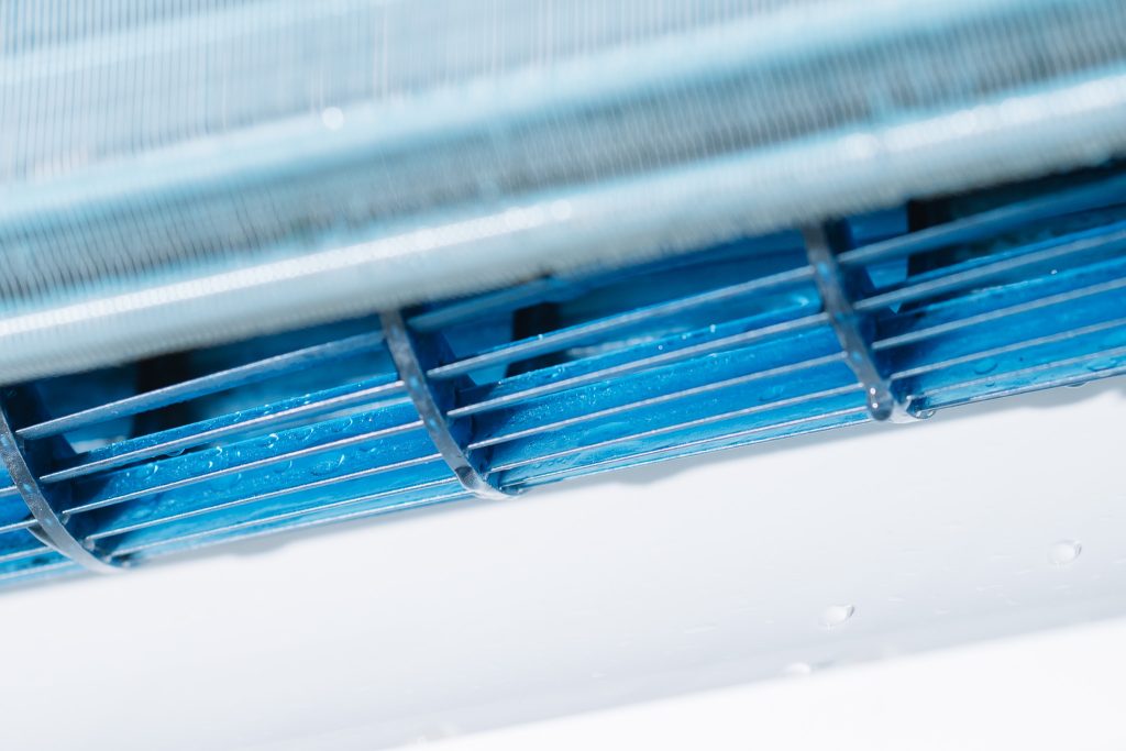 冷氣風鼓與鰭片經深層清洗後潔淨如新，表面無塵無黴、光滑透亮，水珠附著顯示剛完成清洗，展現騰芸空調專業清潔後的細緻成果與高效恢復。