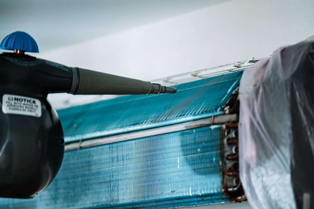 清洗完成後，冷氣風鼓與鰭片恢復潔淨如新，搭配高溫蒸氣與紫外線燈雙重殺菌，全面消除黴菌與異味。