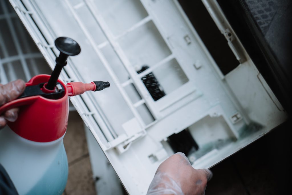 騰芸空調技師使用專用噴霧瓶清洗冷氣外殼與零件，細緻處理導風葉與濾網結構內部污垢，確保每個細節徹底潔淨，展現專業冷氣清洗的精準與用心。