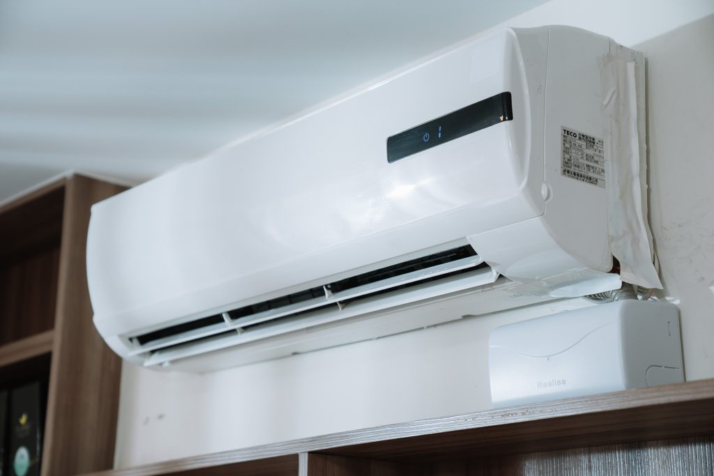 冷氣清洗與組裝完成後，技師進行開機測試，確認風量、溫差與排水功能皆恢復正常，機體外觀潔白如新，展現騰芸空調專業清洗後的完美成果。