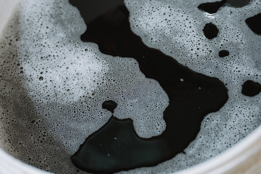 冷氣清洗後回收桶中的黑色污水，顯示多年灰塵與黴菌堆積的驚人程度； 清洗完成後冷氣內部潔淨發亮，出風清新無異味，空氣品質明顯改善。