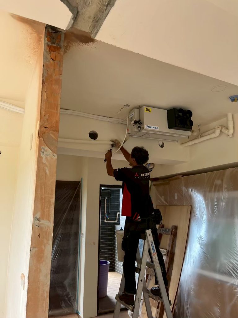 吊隱式除濕機鑿孔與配管續接作業，主機已完成吊掛。