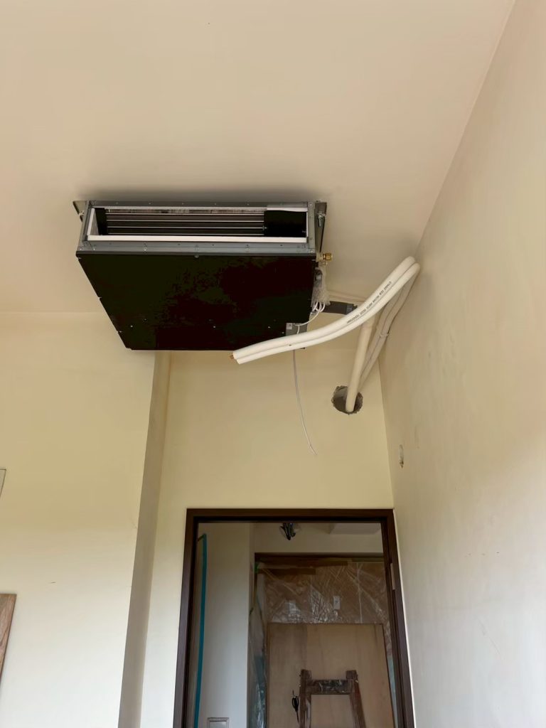 吊隱式除濕機主機吊掛完成，預留排水管與管線。