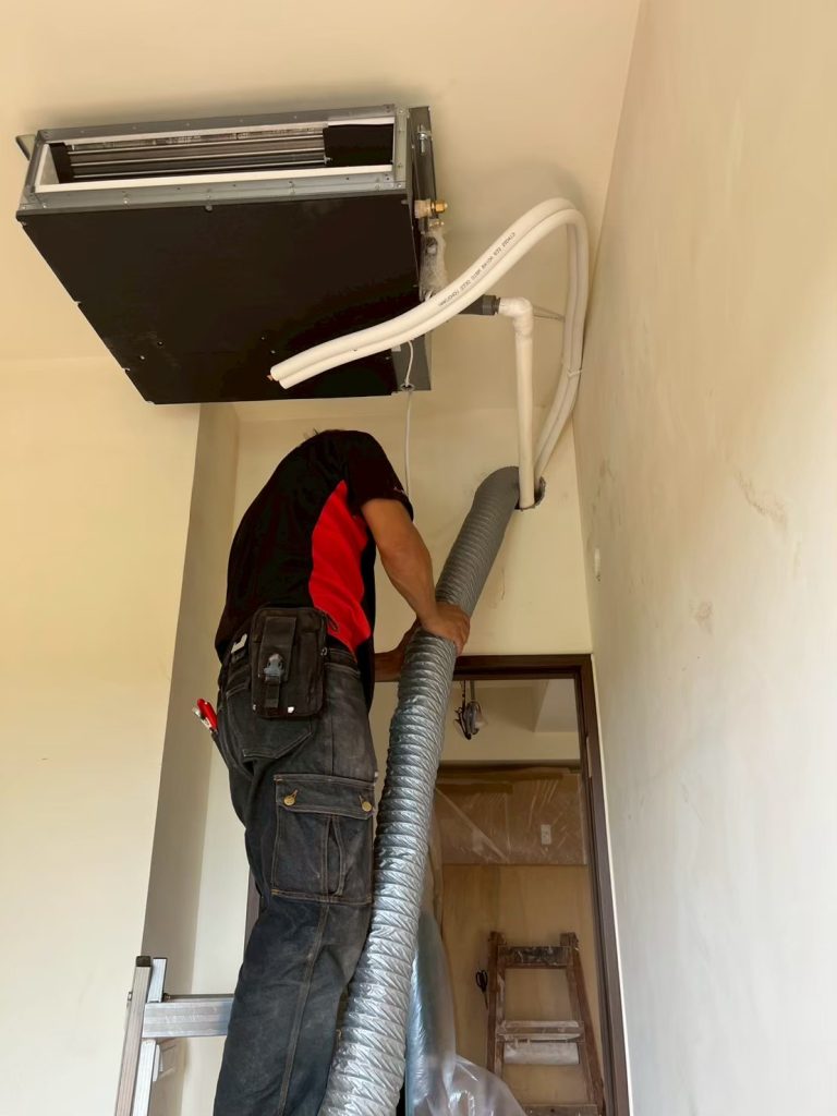 吊隱式除濕機風管安裝，調整風管方向與連結角度。