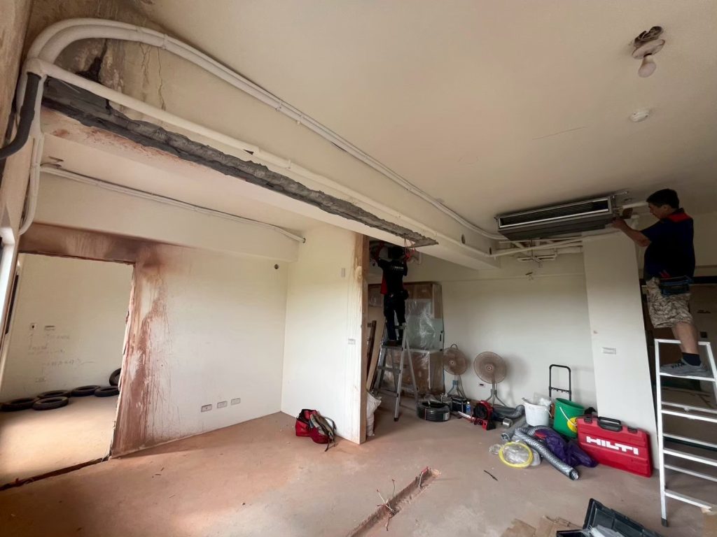 吊隱式除濕機全室管線佈局與排水施工現場。